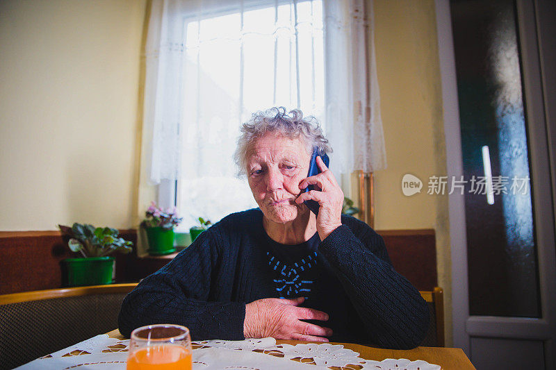 老年妇女使用手机