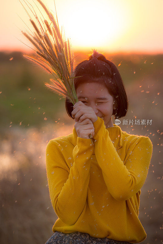 夕阳下的快乐少女。