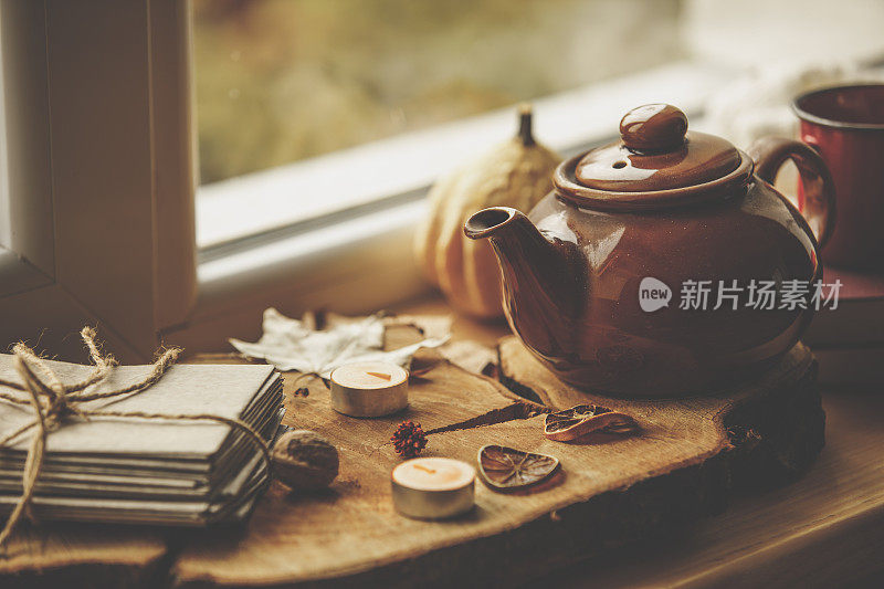 侧面的茶壶，包裹着信件和小装饰靠在窗户上