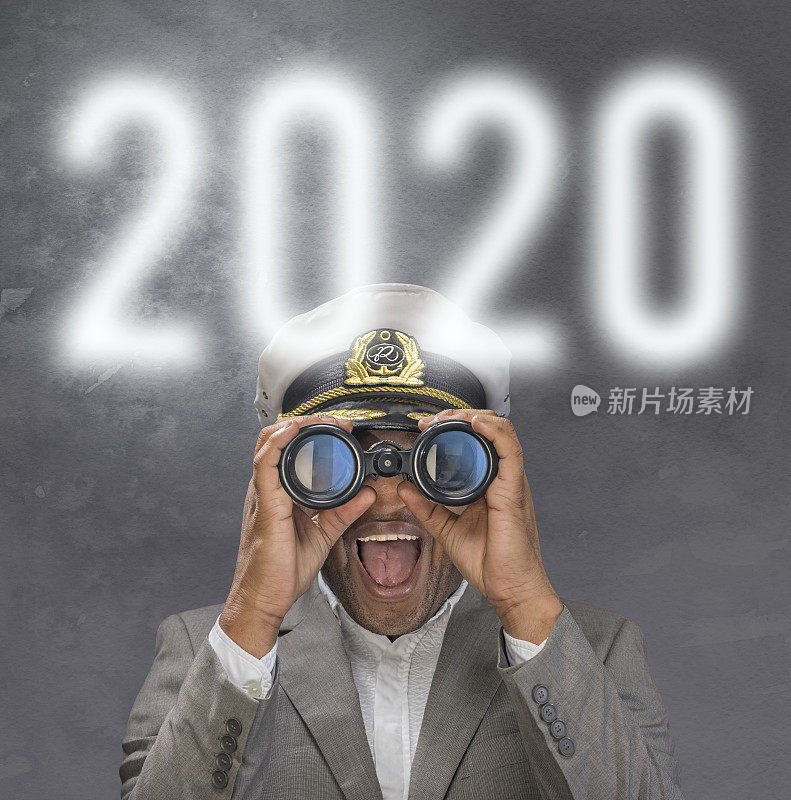 在2020年的新年，船长用双筒望远镜看