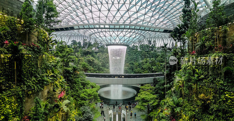 雨漩涡，一个40米高的室内瀑布位于宝石樟宜机场，新加坡