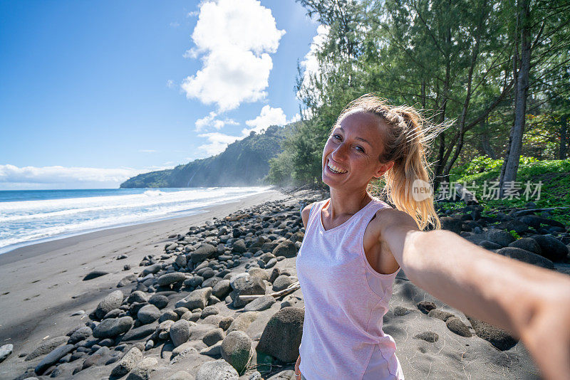 运动女性与夏威夷的Waipio山谷自拍