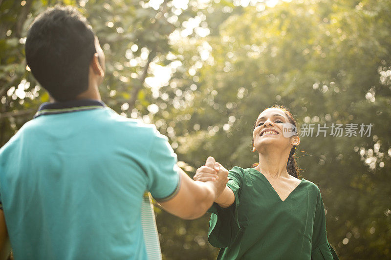 恩爱夫妻在公园玩得开心