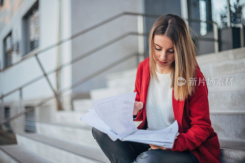 那个年轻女子正在为考试而学习