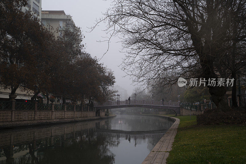 埃斯基希尔，土耳其波苏克茶雾蒙蒙的晨景