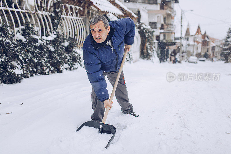 老人清理积雪