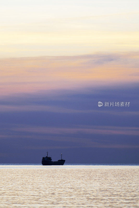 日落的景色和土耳其黑海海岸的一艘干货船