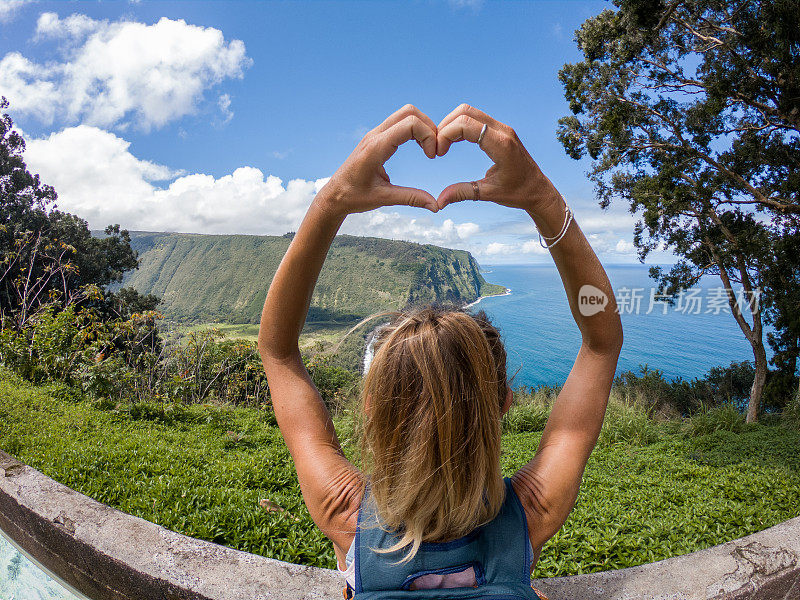 在夏威夷的Waipio山谷，一名徒步妇女用手制作心形