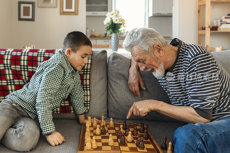 爷爷和孙子在玩棋盘游戏