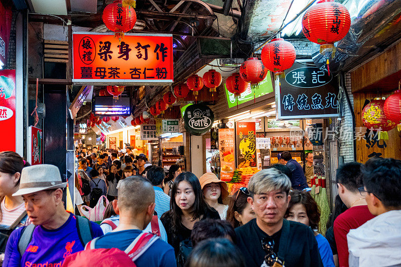 台湾新北九分步行街的市场人山人海。