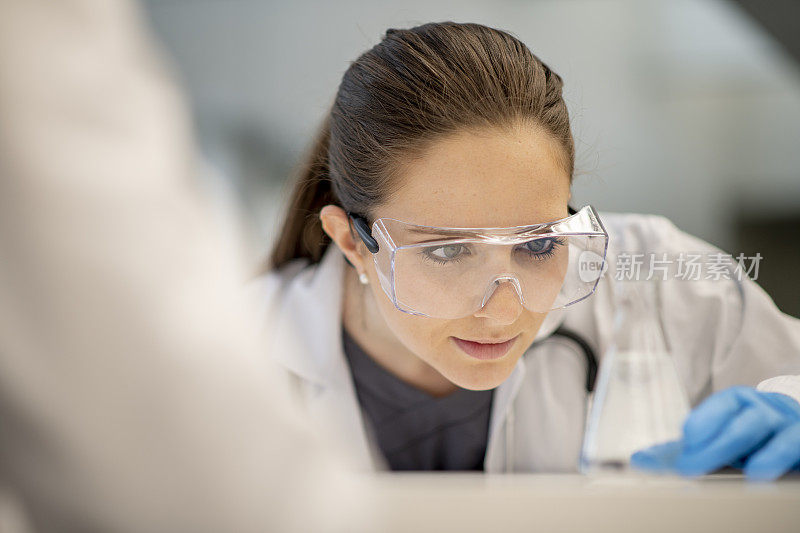 女生化学家正在检查她的实验库存照片