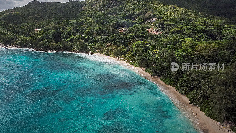 热带海滩，泻湖和棕榈树