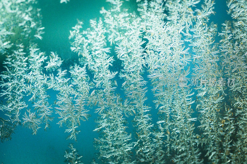 抽象的冰和雪花在玻璃表面的宏观图案