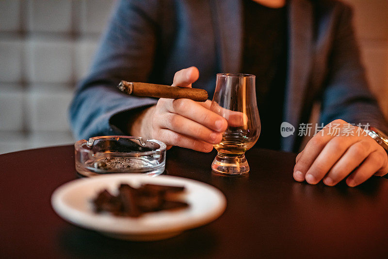 威士忌，雪茄和巧克力