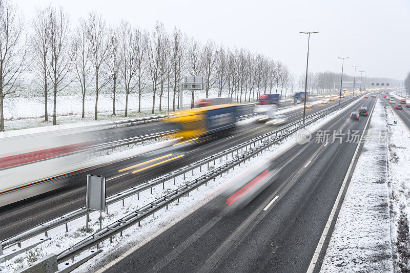 冬季暴风雪期间高速公路上的交通