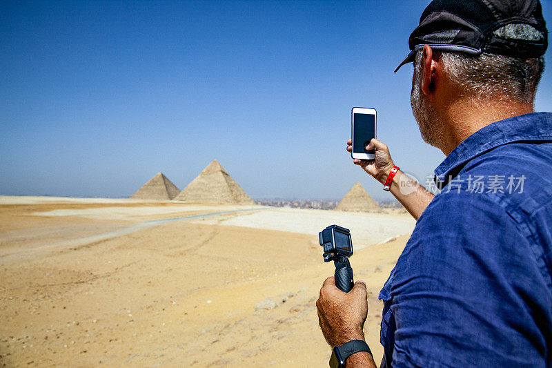 成熟的男子游客捕捉吉萨金字塔的图像