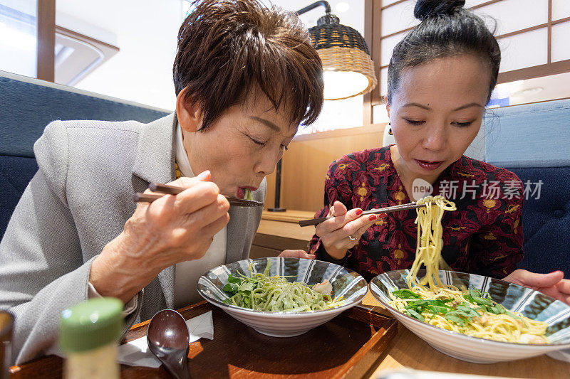 日本女性享受美食