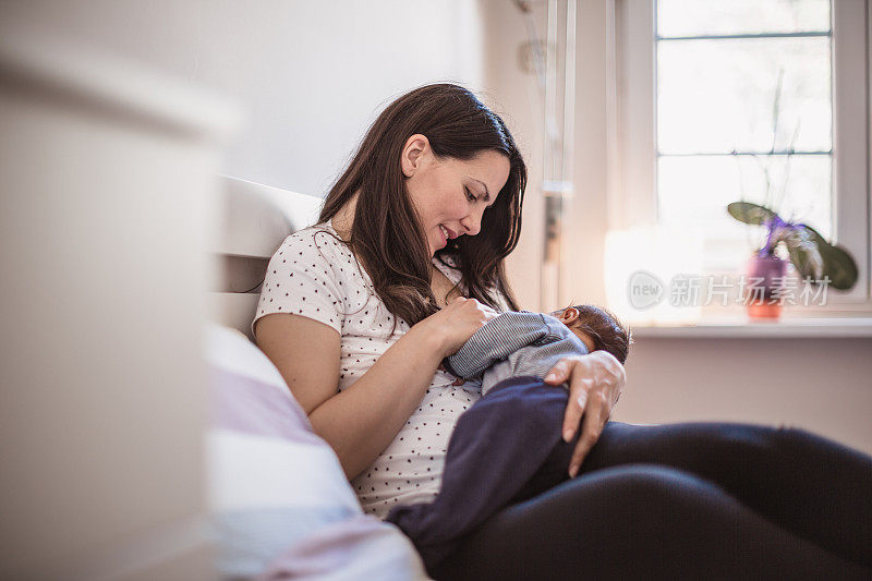 年轻的母亲正在母乳喂养她的男婴