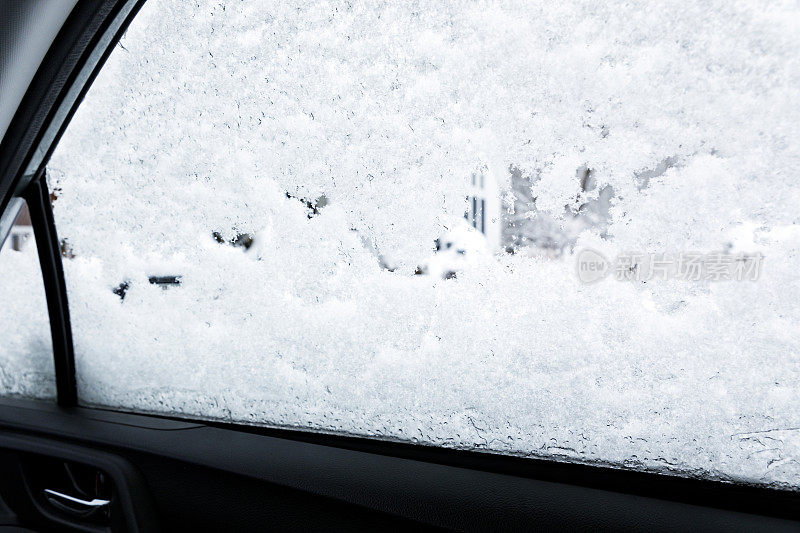 透过下雪的车窗看