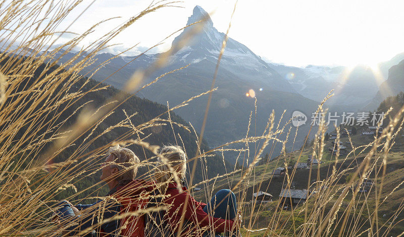 徒步旅行的情侣在高山环境中放松