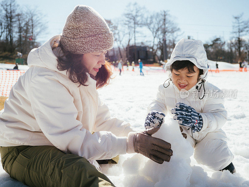 游客和孩子在外面的雪地里玩耍