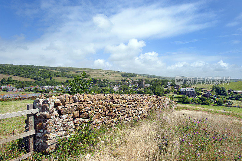 Drystone墙通向阿伯茨伯里，多塞特里奇韦，侏罗纪海岸，多塞特，英国