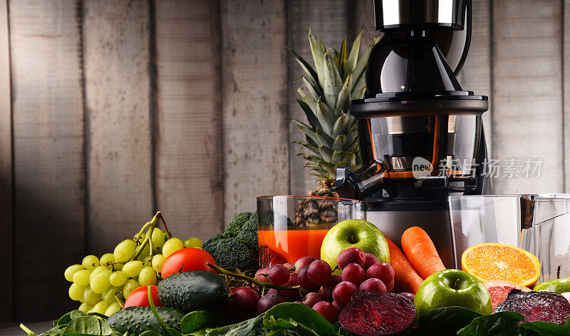 有机水果和蔬菜的慢榨汁机。