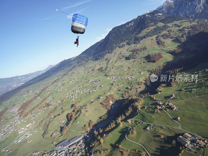 滑翔伞飞越瑞士阿尔卑斯山