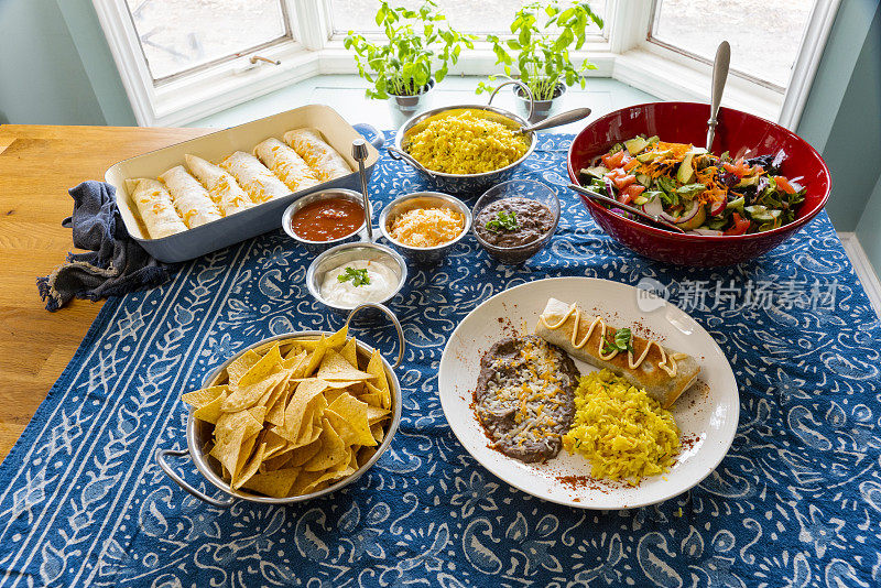 在家里厨房桌子上自制的墨西哥菜。