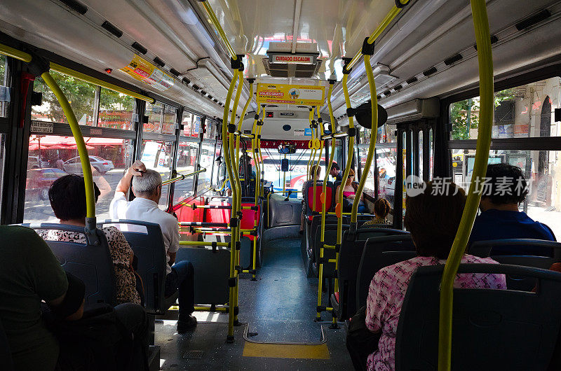 布宜诺斯艾利斯公交车上的人们