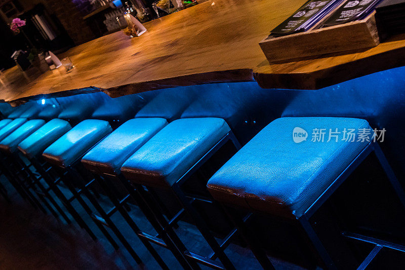 蓝色酒吧的凳子在酒吧排队