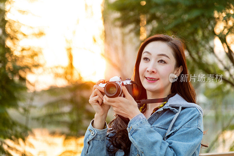 女性用单反相机拍照