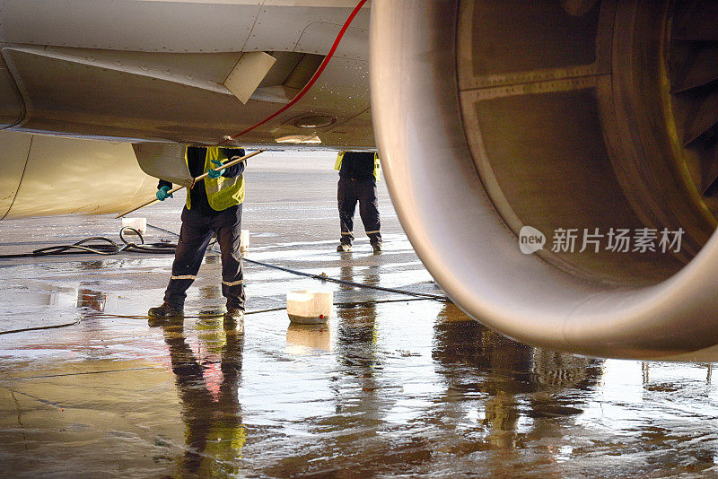 飞机技师正在清洗飞机