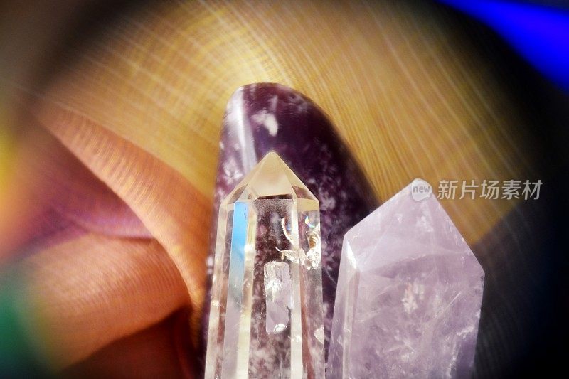 纺织背景上的黄水晶，紫水晶和锂云母