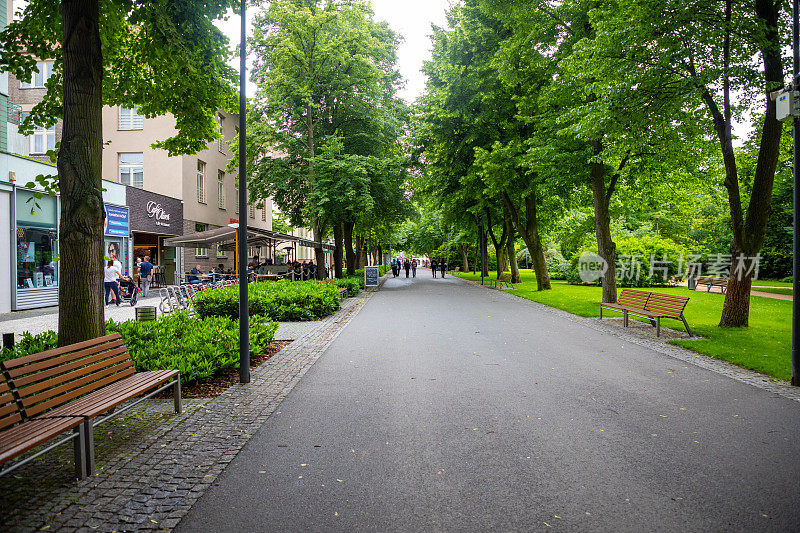 捷克Podebrady市的Kolonada街，一边装饰着美丽的公园，Podebrady，捷克共和国