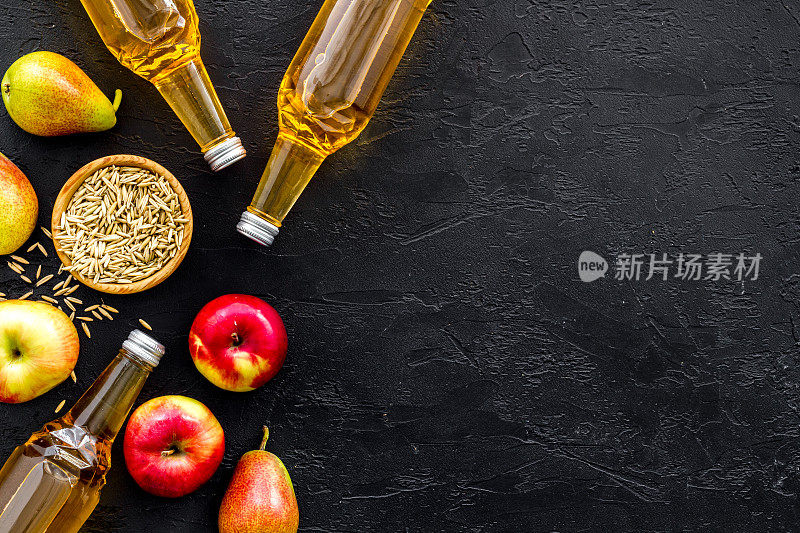 苹果和梨苹果酒在黑色背景顶视图拷贝空间