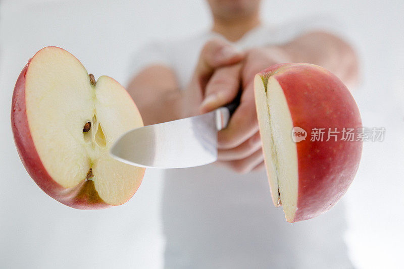 在空中用一把锋利的刀切苹果