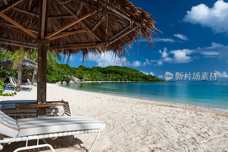 加勒比热带海滩上的躺椅和帕拉帕