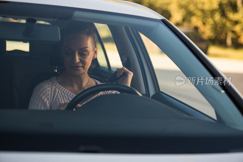 在车里系安全带的女人