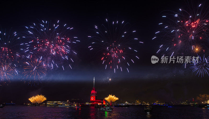在土耳其伊斯坦布尔举行的独立日庆祝活动中，博斯普鲁斯海峡中部的历史少女塔