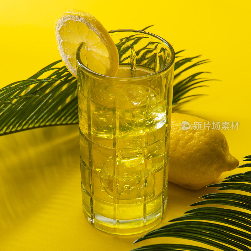 鲜榨柠檬水在黄色背景