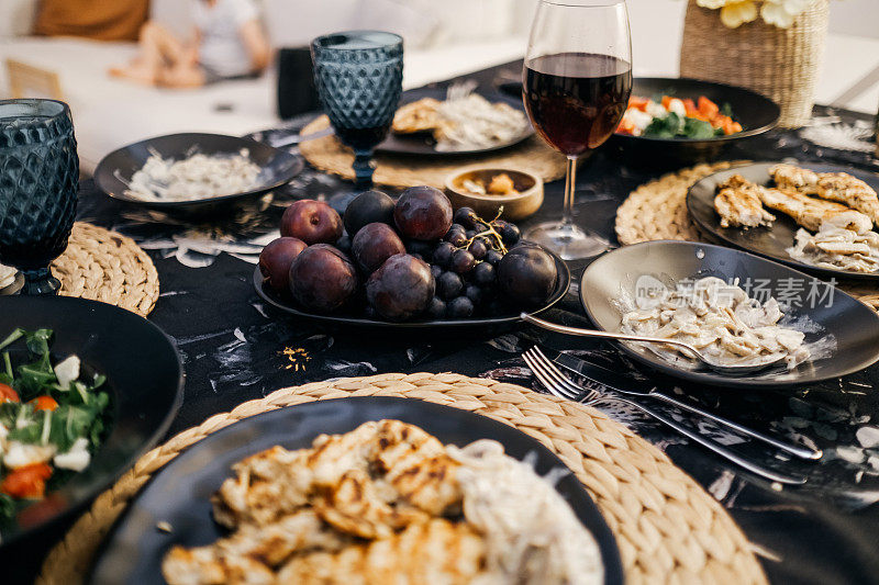 用红酒和欢呼声庆祝家庭聚餐。
