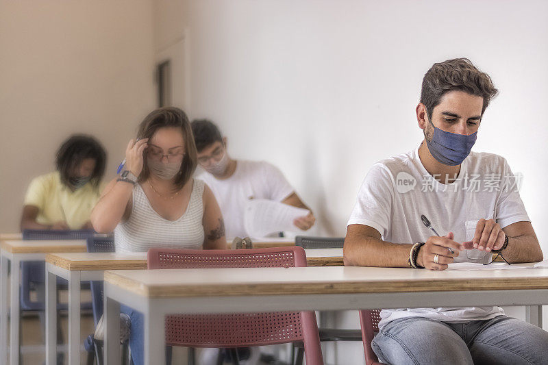 大学生戴口罩做ENEM前庭前测试