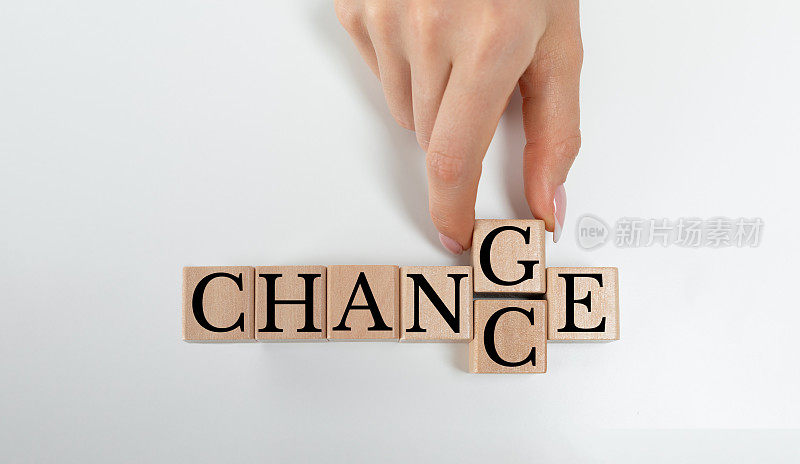 木质立方体，“change”为“chance”