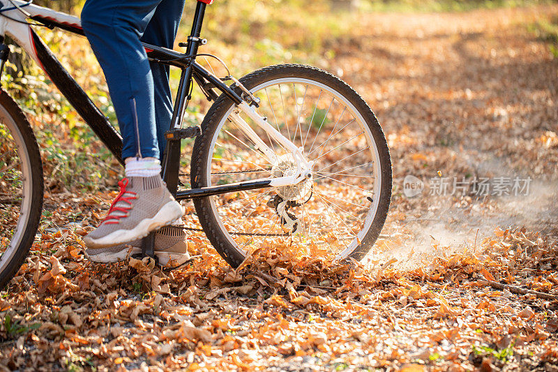 骑着自行车，踩在尘土上