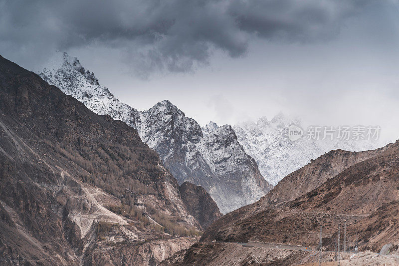 帕苏周围的雪山，喀喇昆仑公路，巴基斯坦北部的自然景观背景