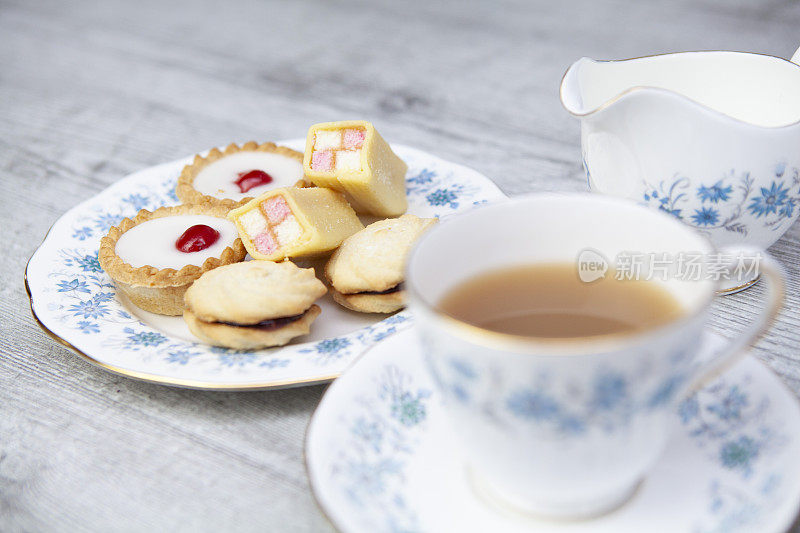 下午茶，一盘蛋糕和甜饼干