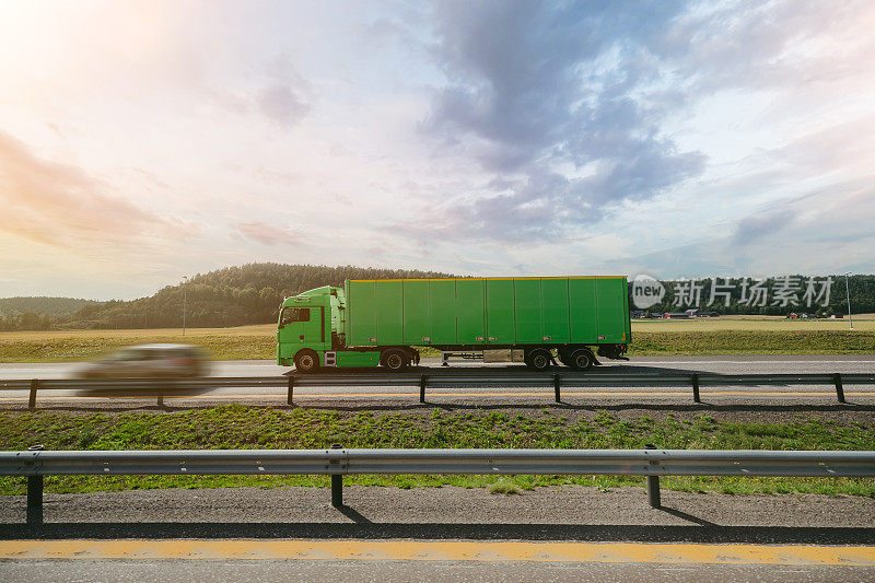 挪威高速公路上的卡车运输
