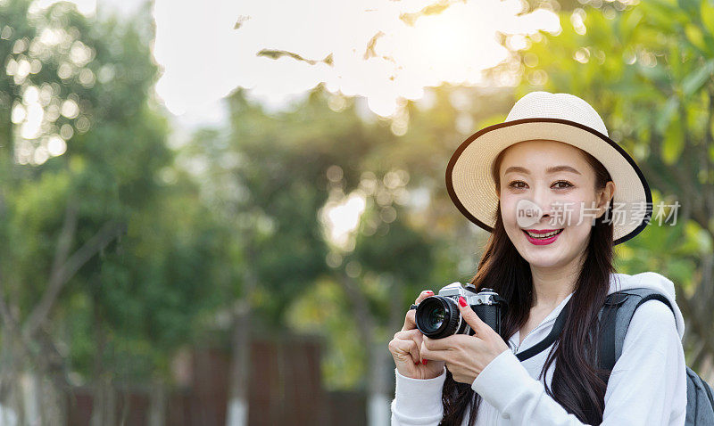 女摄影师在公园里拍照