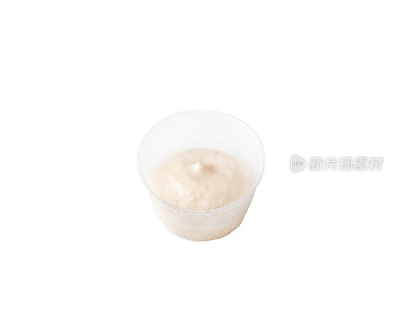 奶油酱在一个塑料容器在一个孤立的白色背景